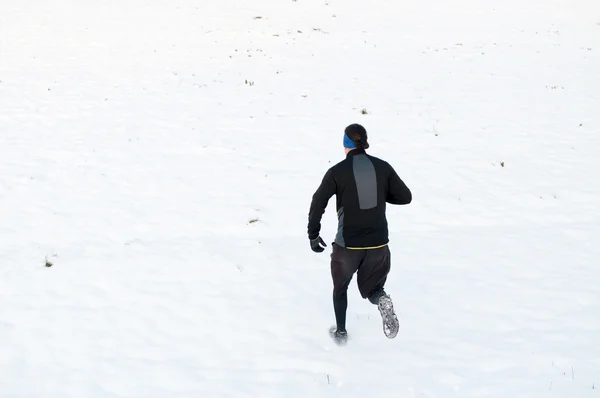 Mann läuft auf den Schnee — Stockfoto