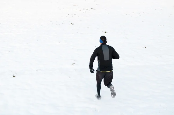 Homem correndo na neve — Fotografia de Stock