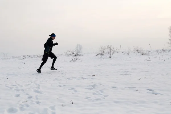 Mann läuft auf den Schnee — Stockfoto