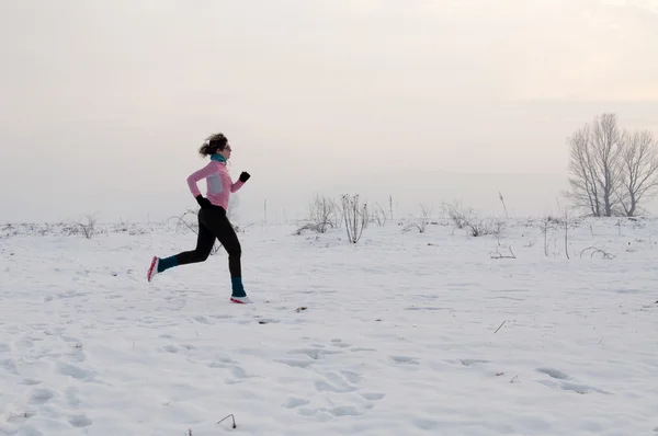 Vrouw wordt uitgevoerd op de sneeuw — Stockfoto