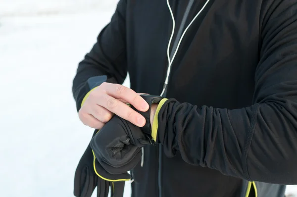 Runner smartwatch kullanarak. Dışarıda, kar, kış Stok Fotoğraf