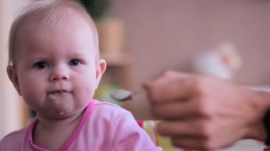 Bir bebek Mısır gevreği yiyor değil