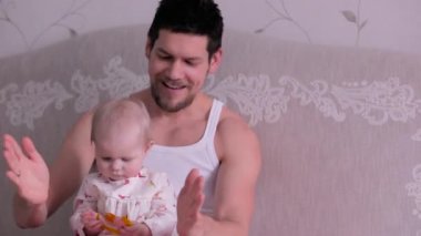 Birlikte oynayan bir baba ve bebek kız