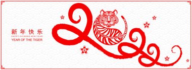 2022 yılında Çin 'de kaplan kırmızı ve altın çiçeği ve arka planda zanaat tarzıyla kesilmiş Asya elementleri. Çince yeni yıl 2022, kaplan yılı. 