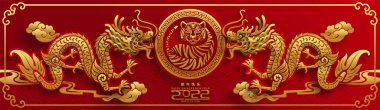 2022 yılında Çin 'de kaplan kırmızı ve altın çiçeği ve arka planda zanaat tarzıyla kesilmiş Asya elementleri. Çince yeni yıl 2022, kaplan yılı. )