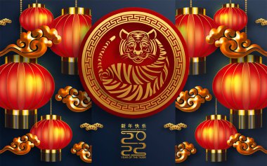 2022 yılında Çin 'de kaplan kırmızı ve altın çiçeği ve arka planda zanaat tarzıyla kesilmiş Asya elementleri. Çince yeni yıl 2022, kaplan yılı. )
