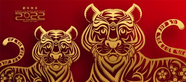 2022 yılında Çin 'de kaplan kırmızı ve altın çiçeği ve arka planda zanaat tarzıyla kesilmiş Asya elementleri. Çince yeni yıl 2022, kaplan yılı. )