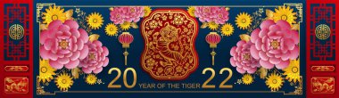 2022 yılında Çin 'de kaplan kırmızı ve altın çiçeği ve arka planda zanaat tarzıyla kesilmiş Asya elementleri. Çince yeni yıl 2022, kaplan yılı. )