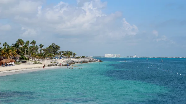 Cancun, Mexico - mensen augustus 2012 - zwemmen in Caribische zee — Stockfoto