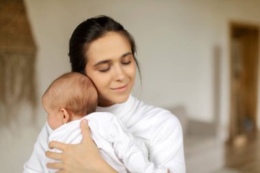 Mutlu genç anne kucaklaşması, evdeki rahat yatak odasında küçük çocuğuyla bağ kurması, boş yer. Annelik ve ebeveynlik konsepti