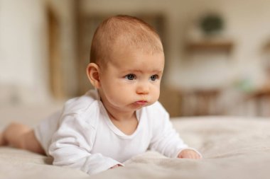 Sabah oldu. Şirin bebek karnının üstünde yatıyor, sürünüyor, yatakta oynuyor, bedava fotokopi alanı.