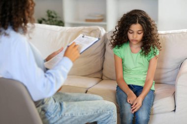Psikoterapist kadın düşünceler içinde kaybolmuş bir kızla konuşurken not alıyor. Childs 'ın zihinsel sorunları ve profesyonel danışmanlık kavramının desteği