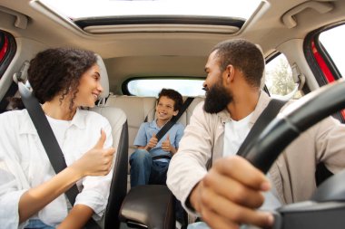 Üç kişilik neşeli Latin bir aile yeni araba kullanıyor. Arabaları onaylıyorlar, içeride oturuyorlar. Bu otomobil konseptini sevdim.