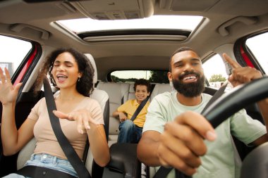 Neşeli bir Latin aile babası ve oğlu araba yolculuğunu, müzik dinlemeyi, şarkı söylemeyi ve dans etmeyi, tatile çıkmayı, ön cam manzarasını seviyorlar.