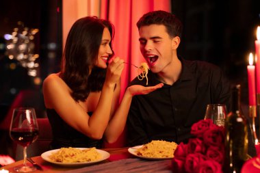 Sevgililer Günü Randevusu. Mutlu çift birbirlerini besliyor, akşam restoranda romantik bir akşam yemeği yiyor, tatillerini kutluyorlar.