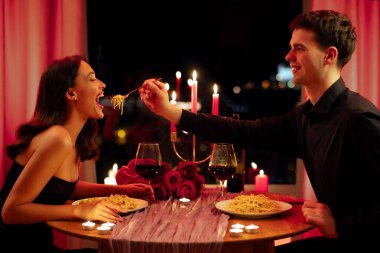 Karı koca romantik bir akşam yemeğinde makarna yiyorlar. Sevgililer Günü 'nü kutluyorlar. Akşamları randevuları var.