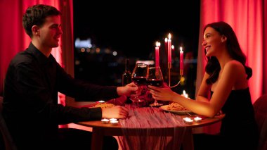 Mutlu eşler kadehlerini tokuşturup sevgililer gününü kutlarken restoranda, panorama 'da romantik bir akşam yemeğinde. İlişkide romantizm