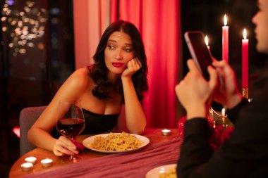 Erkek akıllı telefon kullanırken çaresiz bir kadın bekliyor. Romantik bir akşam yemeğinde restoranda oturan bir çift. Sıkıcı, mahvolmuş bir randevu.