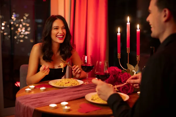 Sevgililer Günü 'nü kutlamak için romantik bir randevu, akşam yemeği ve sohbet, mumlarla süslenmiş bir oda.