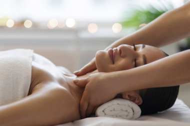 Kendine dikkat et. Profesyonel masajcı kadın boyun ve omuzlarına masaj yapıyor, kadın masaj yaptırıyor.