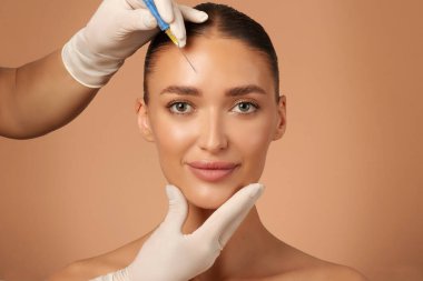 Alnına botoks yapılan kadın beyaz arka planda duruyor. İki fotoğraftan oluşan bir kolaj. Deri kaldırma enjeksiyonu