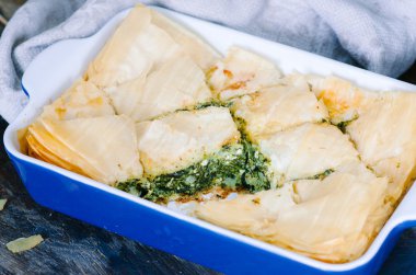 Yunan pasta adet ıspanak, beyaz peynir ve hamur fila