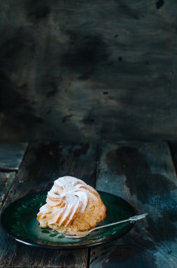 Ahşap masa üzerinde bir tabakta choux pasta