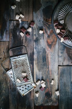 Metin alanı olan eski ahşap arka plan üzerinde Vintage mutfak gereçleri