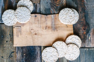 Metin için yer eski ahşap zemin üzerine pirinç kek