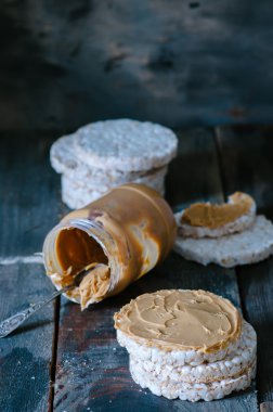 Pirinç kekleri, fıstık ezmesi ve muz ile sağlıklı kahvaltı