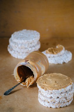 Pirinç kekleri, fıstık ezmesi ve muz ile sağlıklı kahvaltı