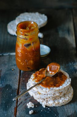 Tuzlu karamel ile pirinç kek