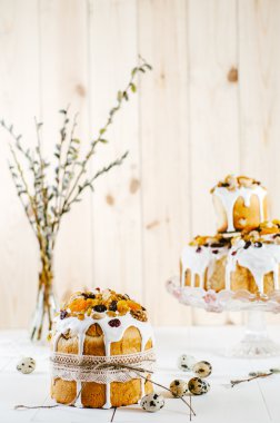 Geleneksel Paskalya ekmek, dal söğüt ahşap bir masa üzerinde