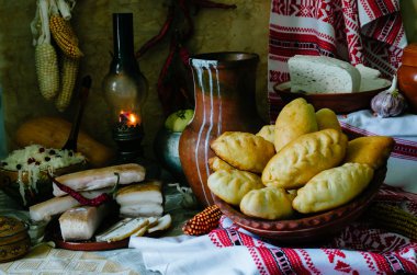 Lahana, patates ve fasulye ile doldurulmuş Ulusal Ukrayna pies