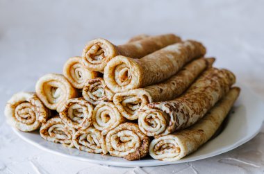 Krep masaya bir tabak