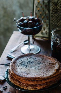 Koyu ahşap masa üzerinde reçelli çikolatalı krep