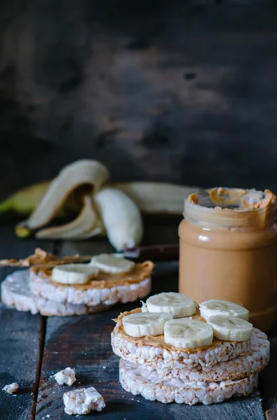 Petit déjeuner avec gâteaux de riz, beurre d'arachide et bananes — Photo