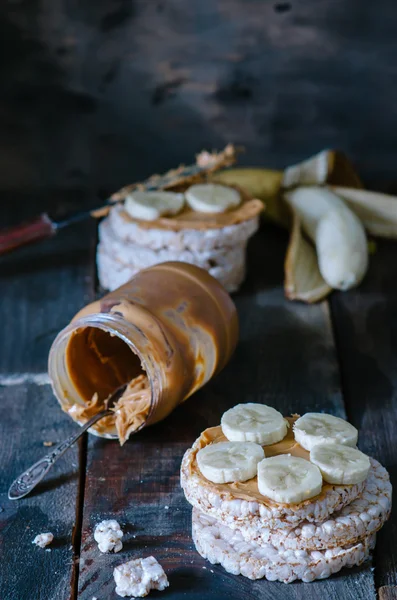 お餅、ピーナッツ バターとバナナで健康的な朝食 — ストック写真