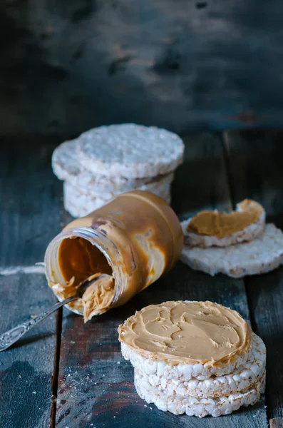 Pirinç kekleri, fıstık ezmesi ve muz ile sağlıklı kahvaltı