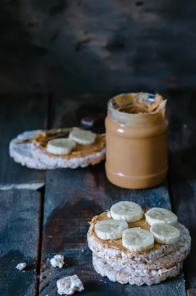 Petit déjeuner sain avec gâteaux de riz, beurre d'arachide et bananes — Photo