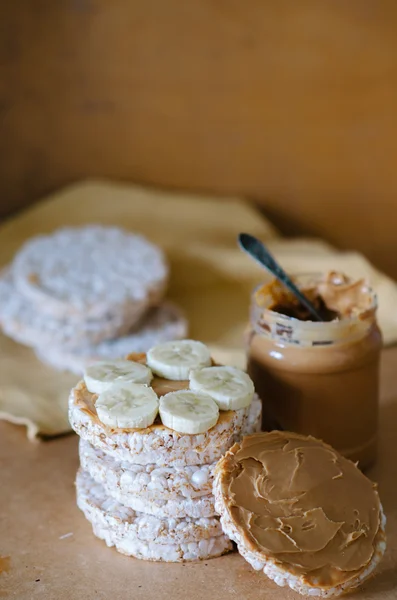 Petit déjeuner sain avec gâteaux de riz, beurre d'arachide et bananes — Photo