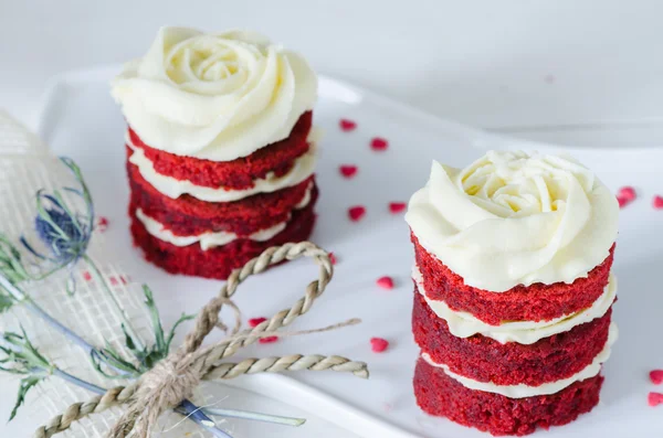 Tarta de terciopelo rojo con crema para San Valentín — Foto de Stock