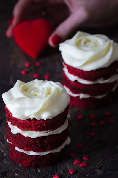 व्हॅलेंटाईन डेसाठी क्रीमसह लाल वेलवेट केक — स्टॉक फोटो, इमेज