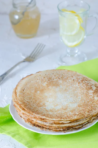 Crepe with lemonade and jam on white table — Stock Photo, Image