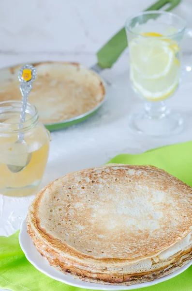 Crepe with lemonade and jam on white table — Stock Photo, Image