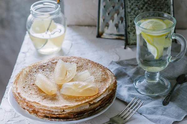 Crepe, limonada e geléia com bergamota na mesa branca — Fotografia de Stock