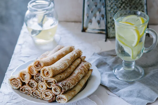 Limonata ve reçel beyaz masada krep — Stok fotoğraf