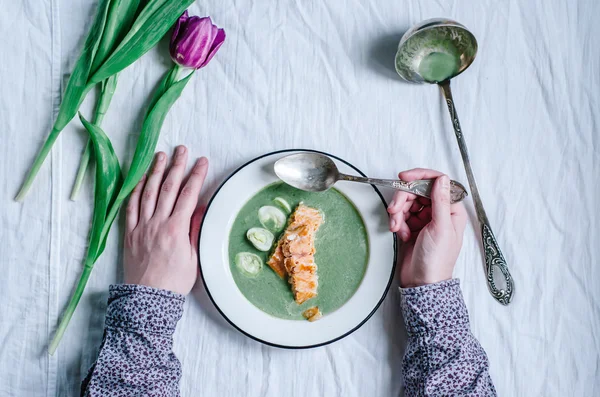 Light cream soup with spinach, red fish and quail eggs — Stock Image Light cream soup with spinach, red fish and quail eggs Stock Photo