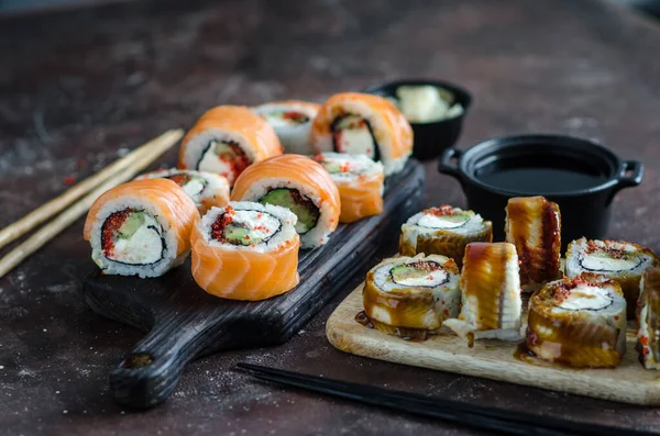 Různé Sushi Rolky Červenou Rybou Úhořem Wasabi Zázvor Talíři Dřevěném — Stock fotografie