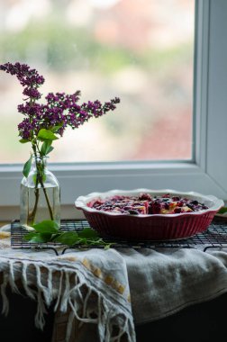Pencerenin arka planında ev yapımı vişneli turta. Üst görünüm